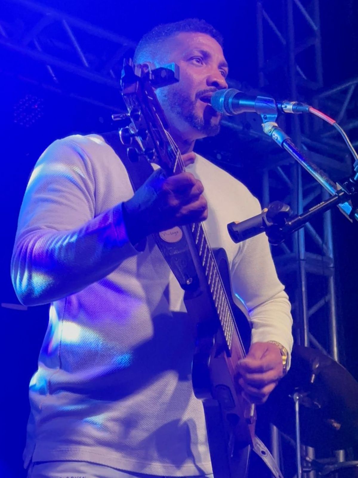 Léo Marcenes Cantor tocando guitarra em show ao vivo